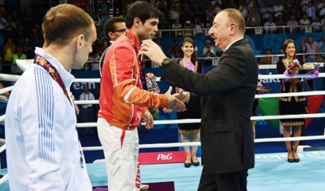 Azerbaijani president awards boxing finals winners at Baku 2015 - PHOTOS